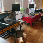 Salon, w którym znajduje się skaner, telewizor oraz czerwona kanapa