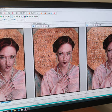 Monitor wyświetlający program do skanowania obrazów wyświetlający 3 zdjęcia kobiety