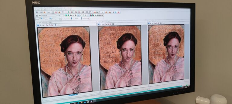 Monitor wyświetlający program do skanowania obrazów wyświetlający 3 zdjęcia kobiety